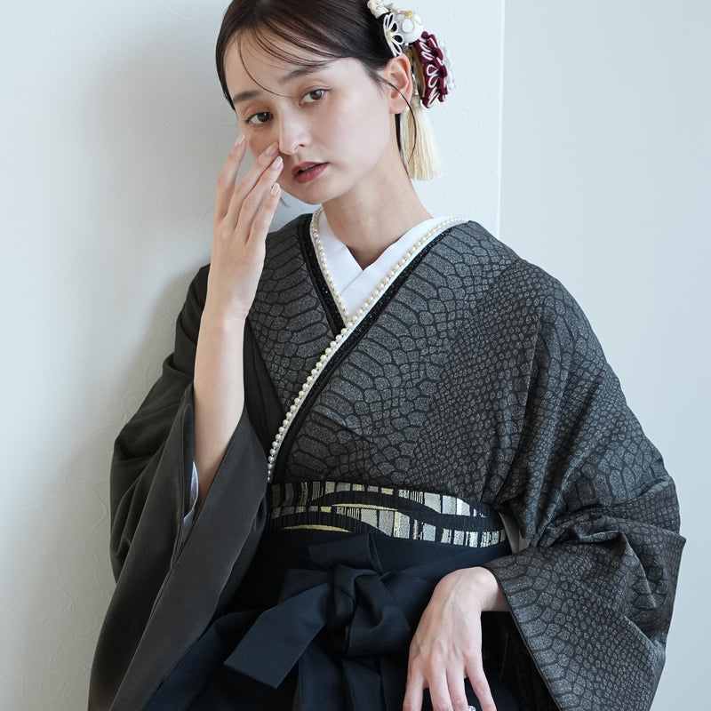 【レンタル】 袴 17点セット 二尺袖着物 半身 月霞パイソン 黒曜色 チャコールグレー アシンメトリー グリッター ラメ 蛇柄 重ね衿縫い付済  卒業式 大学生 専門学生（1020728301）