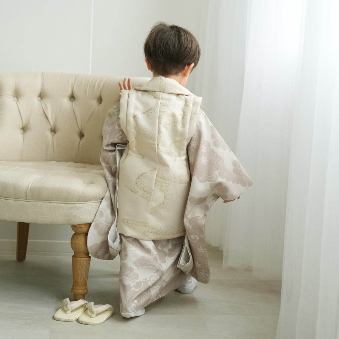 レンタル】七五三着物 3歳男の子 被布セット ベージュ金彩×松 レンタル】七五三着物 3歳男の子 被布セット ベージュ金彩×松