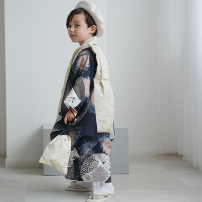 【レンタル】七五三着物 3歳男の子 ベレー帽つき被布セット ベージュ金彩×ネイビー七宝 ひよこ商店（1405606800）
