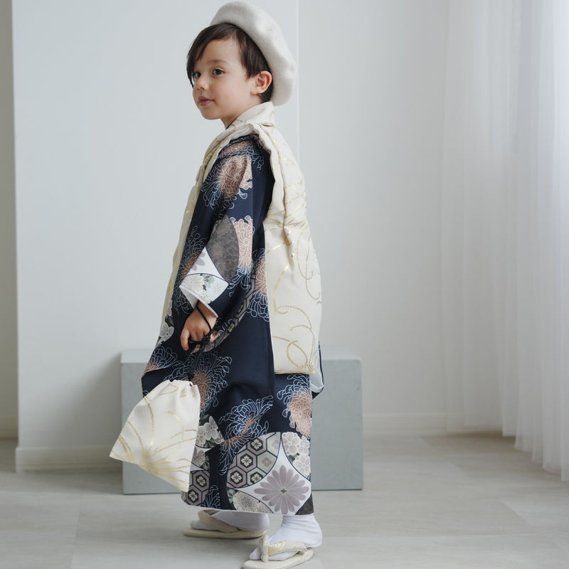 【レンタル】七五三着物 3歳男の子 ベレー帽つき被布セット ベージュ金彩×ネイビー七宝 ひよこ商店（1405606800）