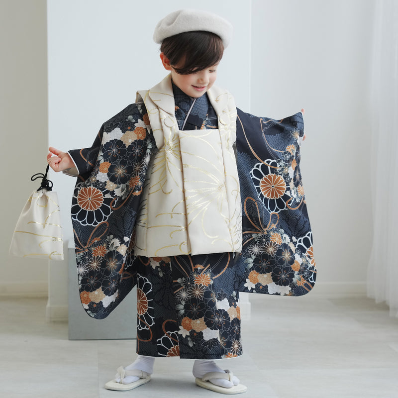【レンタル】七五三着物 3歳男の子 ベレー帽つき被布セット  ベージュ金彩×墨黒の菊重ね ひよこ商店（1405607000）