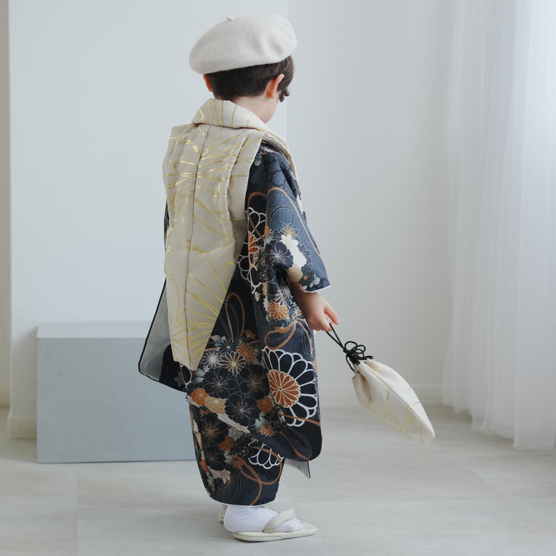【レンタル】七五三着物 3歳男の子 ベレー帽つき被布セット  ベージュ金彩×墨黒の菊重ね ひよこ商店（1405607000）