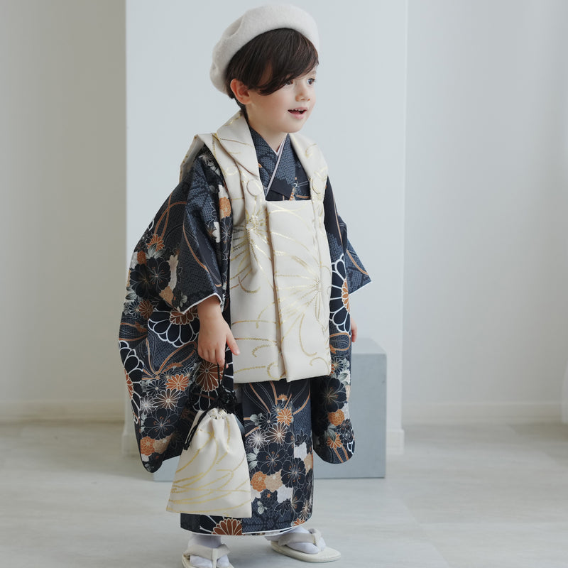 【レンタル】七五三着物 3歳男の子 ベレー帽つき被布セット  ベージュ金彩×墨黒の菊重ね ひよこ商店（1405607000）
