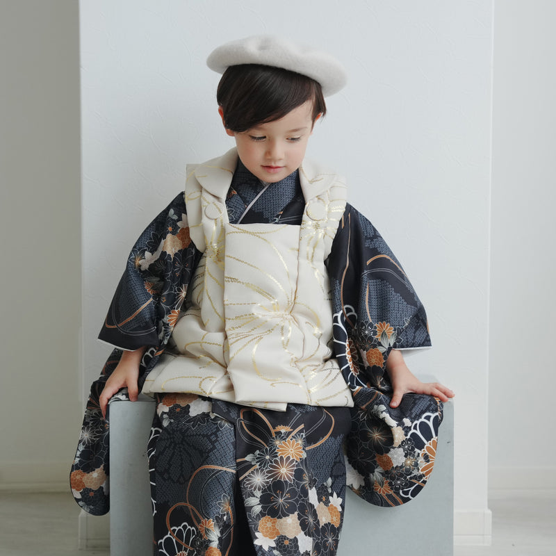 【レンタル】七五三着物 3歳男の子 ベレー帽つき被布セット  ベージュ金彩×墨黒の菊重ね ひよこ商店（1405607000）