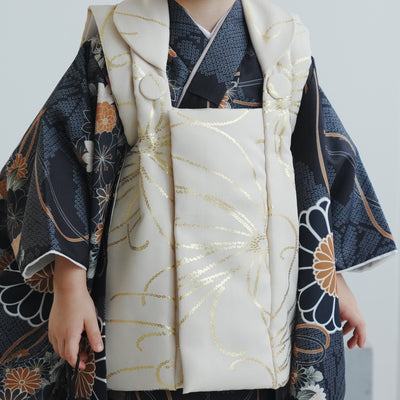 【レンタル】七五三着物 3歳男の子 ベレー帽つき被布セット  ベージュ金彩×墨黒の菊重ね ひよこ商店（1405607000）