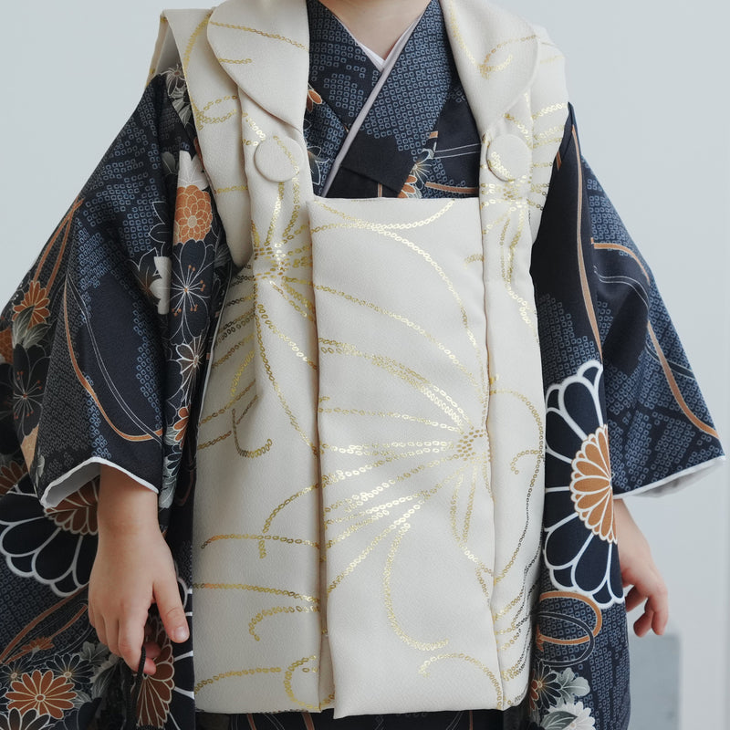 【レンタル】七五三着物 3歳男の子 ベレー帽つき被布セット  ベージュ金彩×墨黒の菊重ね ひよこ商店（1405607000）