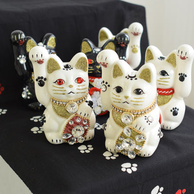 【ニコアンティーク×ご縁猫 招き猫 ねこ球助 手ぬぐい 2点セット】4号 白 右手上げ 日本製 注染 手染め 手拭い ハンドメイド 陶器 置物　プレゼントにも （2499648000）