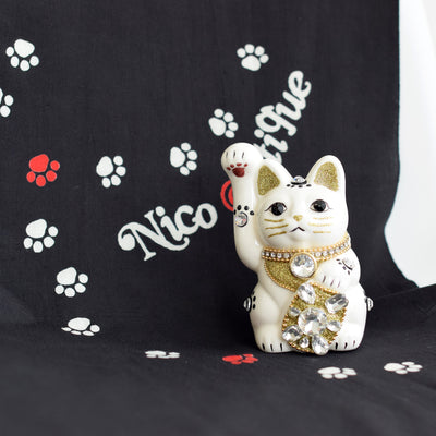 【ニコアンティーク×ご縁猫 招き猫 ねこ球太郎 手ぬぐい 2点セット】4号 白 右手上げ 日本製 注染 手染め 手拭い ハンドメイド 陶器 置物　プレゼントにも （2499648100）