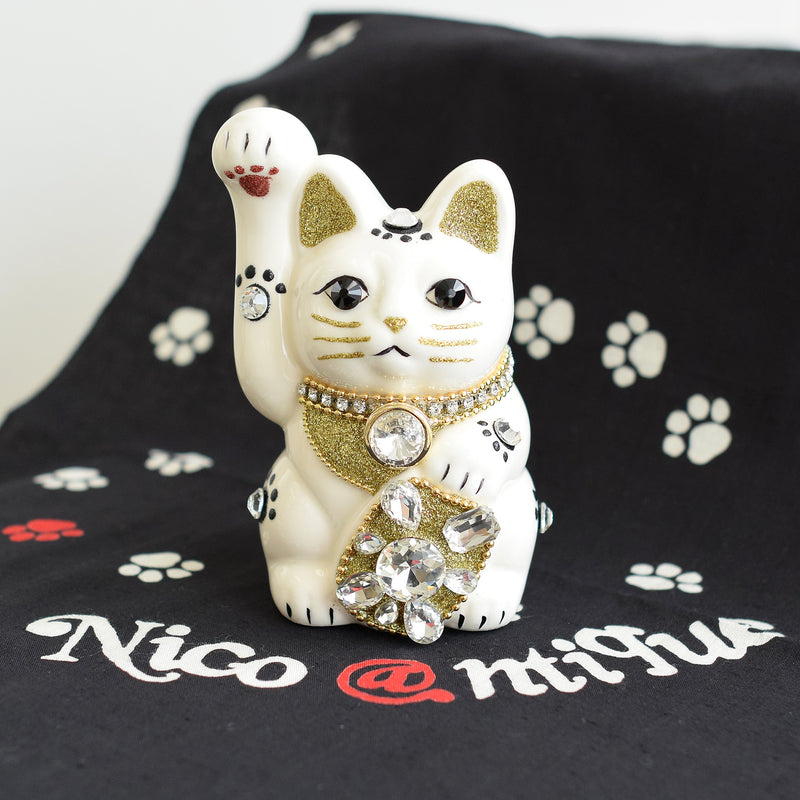 【ニコアンティーク×ご縁猫 招き猫 ねこ球太郎 手ぬぐい 2点セット】4号 白 右手上げ 日本製 注染 手染め 手拭い ハンドメイド 陶器 置物　プレゼントにも （2499648100）