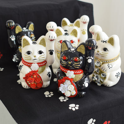 【ニコアンティーク×ご縁猫 招き猫 ねこ球子 手ぬぐい 2点セット】4号 黒 左手上げ 日本製 注染 手染め 手拭い ハンドメイド 陶器 置物　プレゼントにも （2499648200）