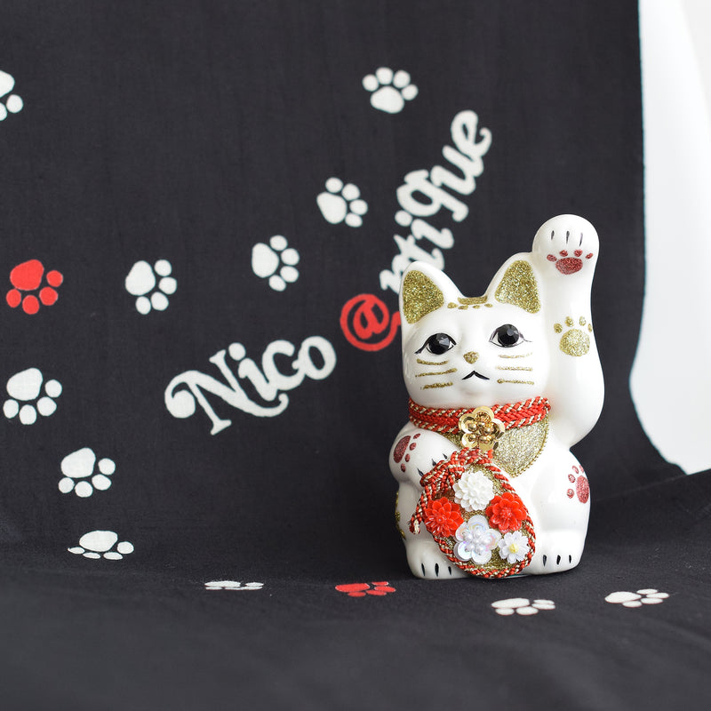 【ニコアンティーク×ご縁猫 招き猫 ねこ球代 手ぬぐい 2点セット】4号 白 左手上げ 日本製 注染 手染め 手拭い ハンドメイド 陶器 置物　プレゼントにも （2499648300）