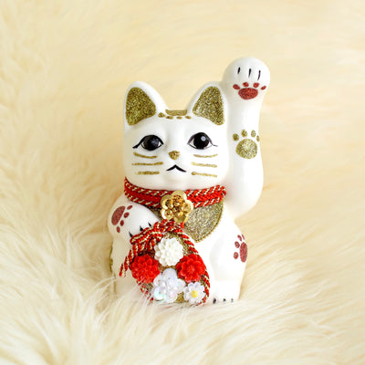 【ニコアンティーク×ご縁猫 招き猫 ねこ球代 手ぬぐい 2点セット】4号 白 左手上げ 日本製 注染 手染め 手拭い ハンドメイド 陶器 置物　プレゼントにも （2499648300）