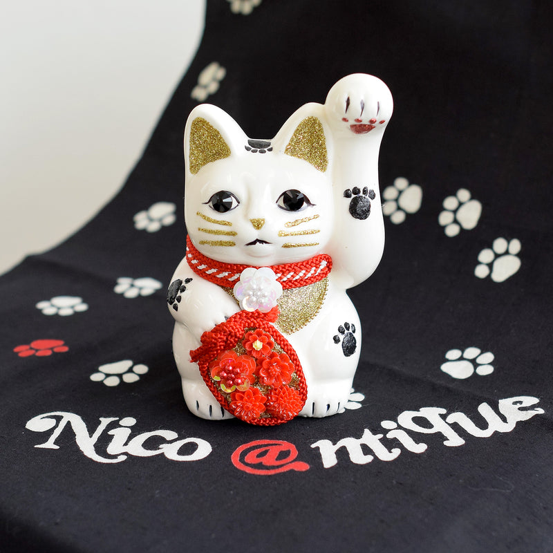 【ニコアンティーク×ご縁猫 招き猫 ねこ球美 手ぬぐい 2点セット】4号 白 左手上げ 日本製 注染 手染め 手拭い ハンドメイド 陶器 置物　プレゼントにも （2499648400）