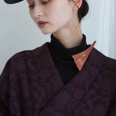 【ブローチ 蒔絵 朱赤扇　金ミニマル】日本製  和風アクセサリー ハンドメイド （2511607000）