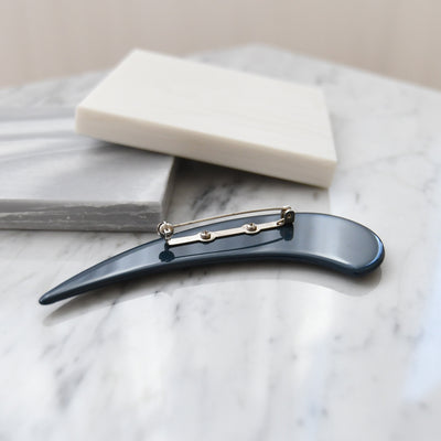 【ブローチ 蒔絵 紺鼠つの　金モダン】日本製  和風アクセサリー ハンドメイド （2511607100）