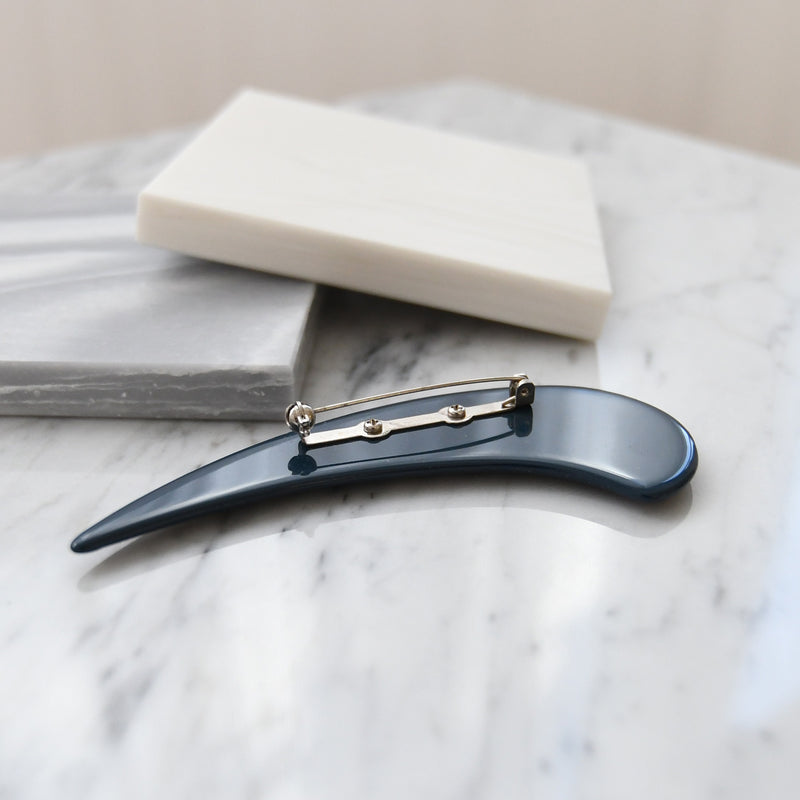 【ブローチ 蒔絵 紺鼠つの　金モダン】日本製  和風アクセサリー ハンドメイド （2511607100）