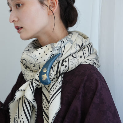 【ブローチ 蒔絵 紺鼠つの　金モダン】日本製  和風アクセサリー ハンドメイド （2511607100）