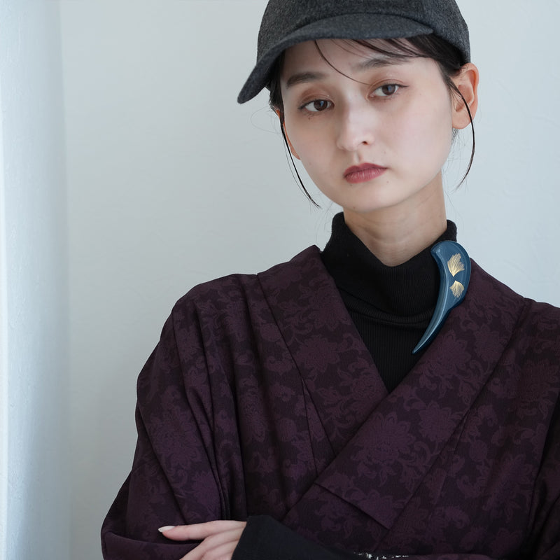 【ブローチ 蒔絵 紺鼠つの　金モダン】日本製  和風アクセサリー ハンドメイド （2511607100）