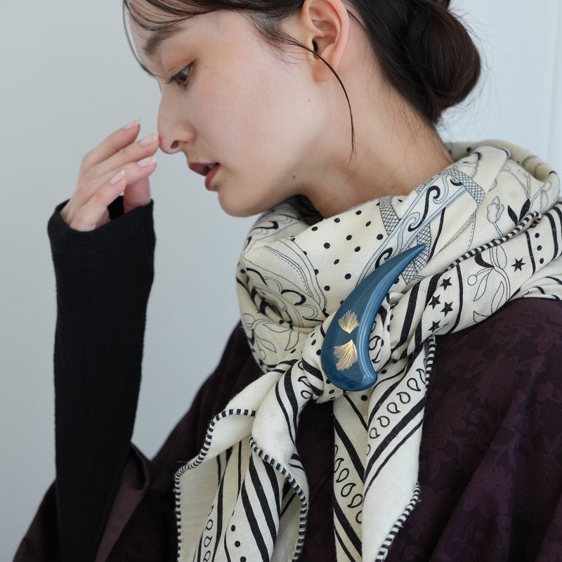 【ブローチ 蒔絵 紺鼠つの　金モダン】日本製  和風アクセサリー ハンドメイド （2511607100）