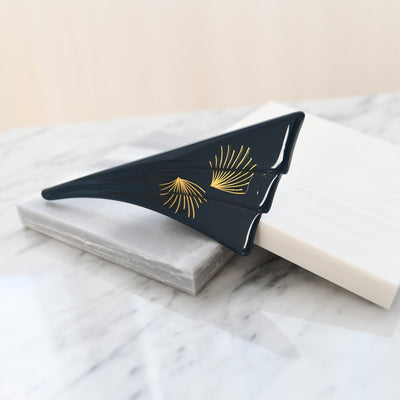 【ブローチ 蒔絵 紺鼠扇 金ミニマル】日本製  和風アクセサリー ハンドメイド （2511607200）