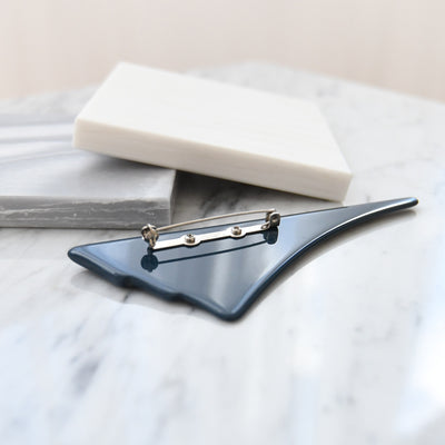 【ブローチ 蒔絵 紺鼠扇 金モダン】日本製  和風アクセサリー ハンドメイド （2511607300）