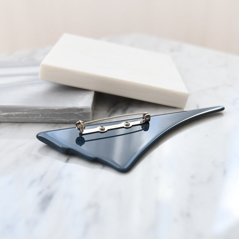 【ブローチ 蒔絵 紺鼠扇 金モダン】日本製  和風アクセサリー ハンドメイド （2511607300）