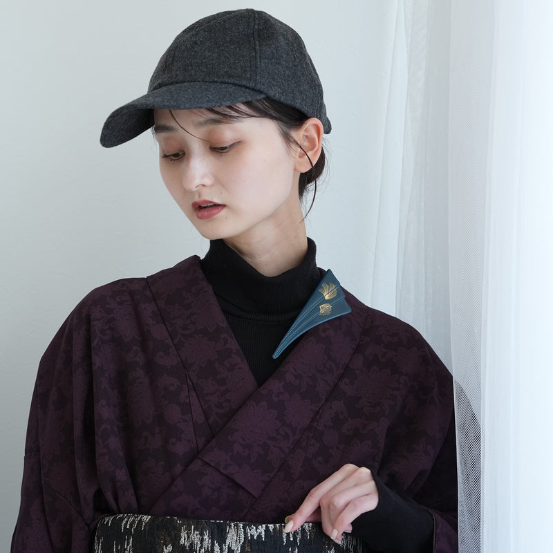 【ブローチ 蒔絵 紺鼠扇 金モダン】日本製  和風アクセサリー ハンドメイド （2511607300）