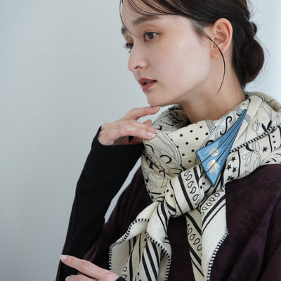 【ブローチ 蒔絵 紺鼠扇 金モダン】日本製  和風アクセサリー ハンドメイド （2511607300）