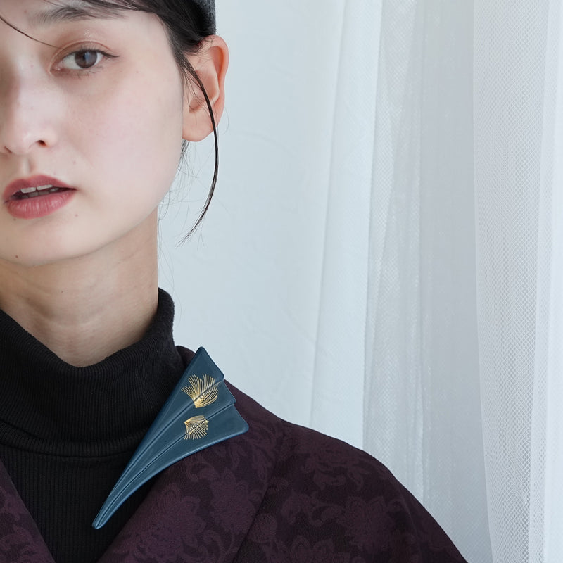 【ブローチ 蒔絵 紺鼠扇 金モダン】日本製  和風アクセサリー ハンドメイド （2511607300）