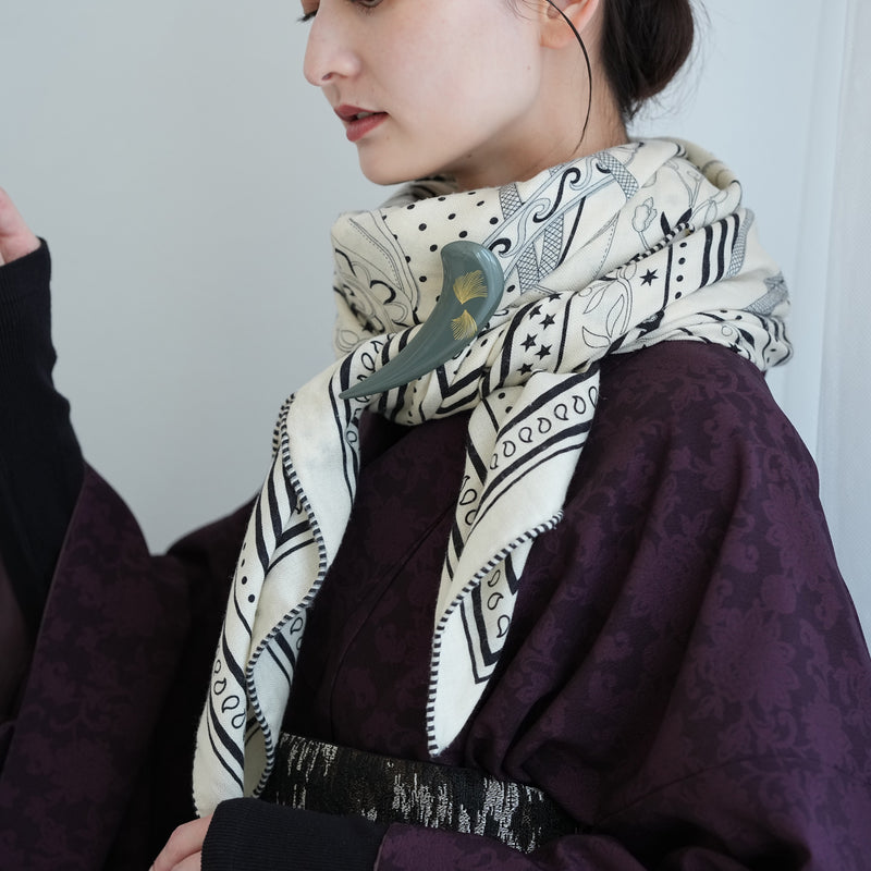 【ブローチ 蒔絵 墨つの 金モダン】日本製  和風アクセサリー ハンドメイド （2511607500）