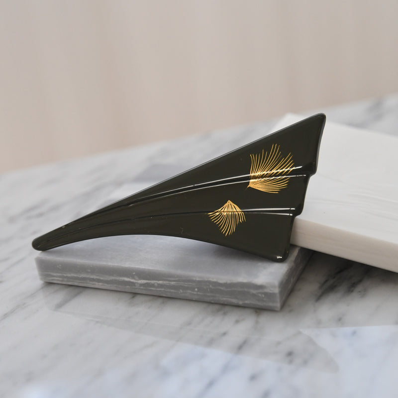 【ブローチ 蒔絵 墨扇 金モダン】日本製  和風アクセサリー ハンドメイド （2511607600）