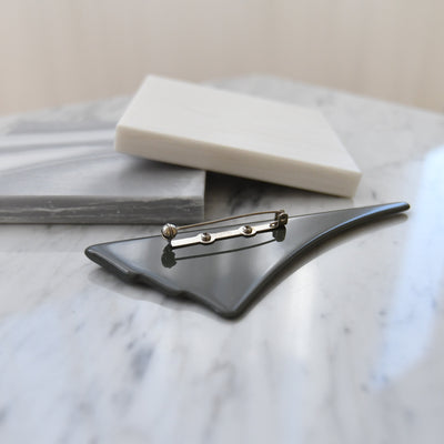 【ブローチ 蒔絵 墨扇 金モダン】日本製  和風アクセサリー ハンドメイド （2511607600）