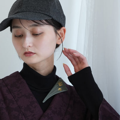 【ブローチ 蒔絵 墨扇 金モダン】日本製  和風アクセサリー ハンドメイド （2511607600）