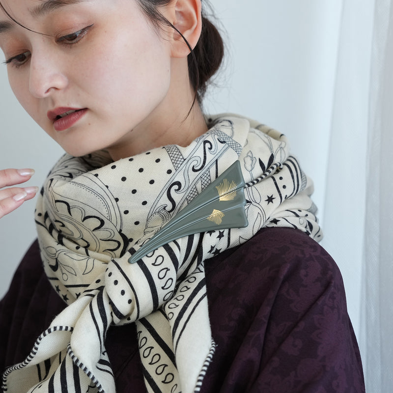 【ブローチ 蒔絵 墨扇 金モダン】日本製  和風アクセサリー ハンドメイド （2511607600）