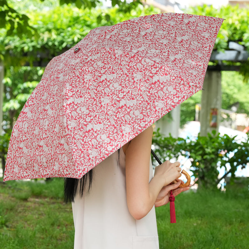 【日傘 折りたたみ】ペイズリー インド更紗柄 100％遮光 UV遮蔽率99.9％以上 3段55cm 晴雨兼用 バンブーハンドル タッセル付 （2512611501）【ギフトキットB対応】