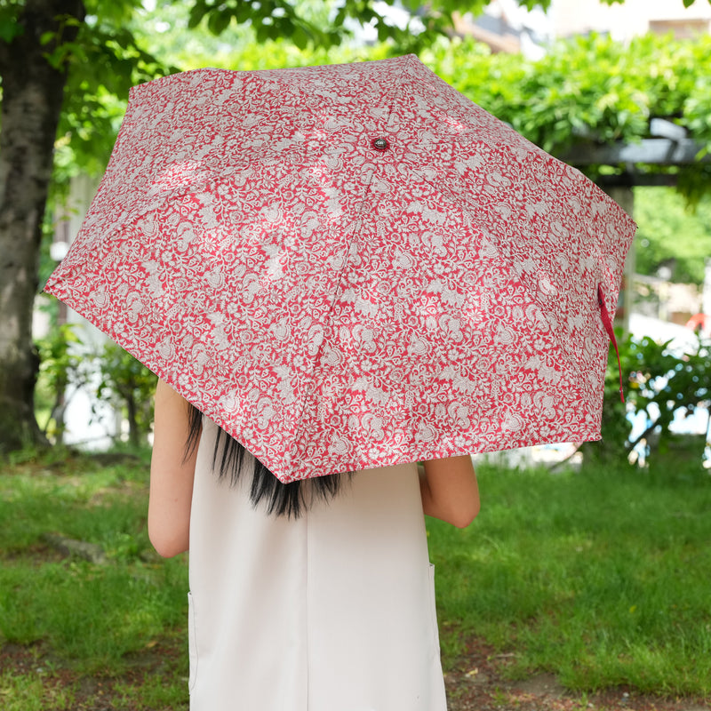 【日傘 折りたたみ】ペイズリー インド更紗柄 100％遮光 UV遮蔽率99.9％以上 3段55cm 晴雨兼用 バンブーハンドル タッセル付 （2512611501）【ギフトキットB対応】