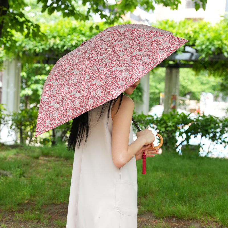 【日傘 折りたたみ】ペイズリー インド更紗柄 100％遮光 UV遮蔽率99.9％以上 3段55cm 晴雨兼用 バンブーハンドル タッセル付 （2512611501）【ギフトキットB対応】