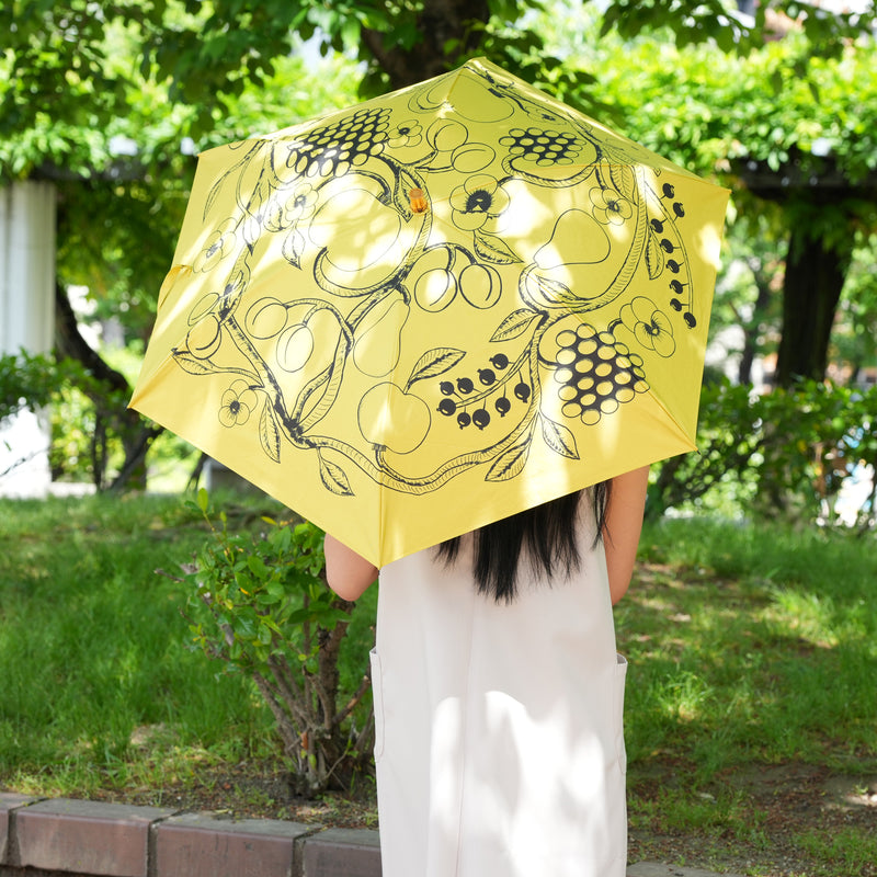 【日傘 utatane×Kuovi（クオヴィ）折りたたみ傘】100％遮光  3段50cm 北欧色シャンブレー/果樹園 オーチャード（ORCHARD）総柄 バンブーリングハンドル（2512638701）【ギフトキットB対応】