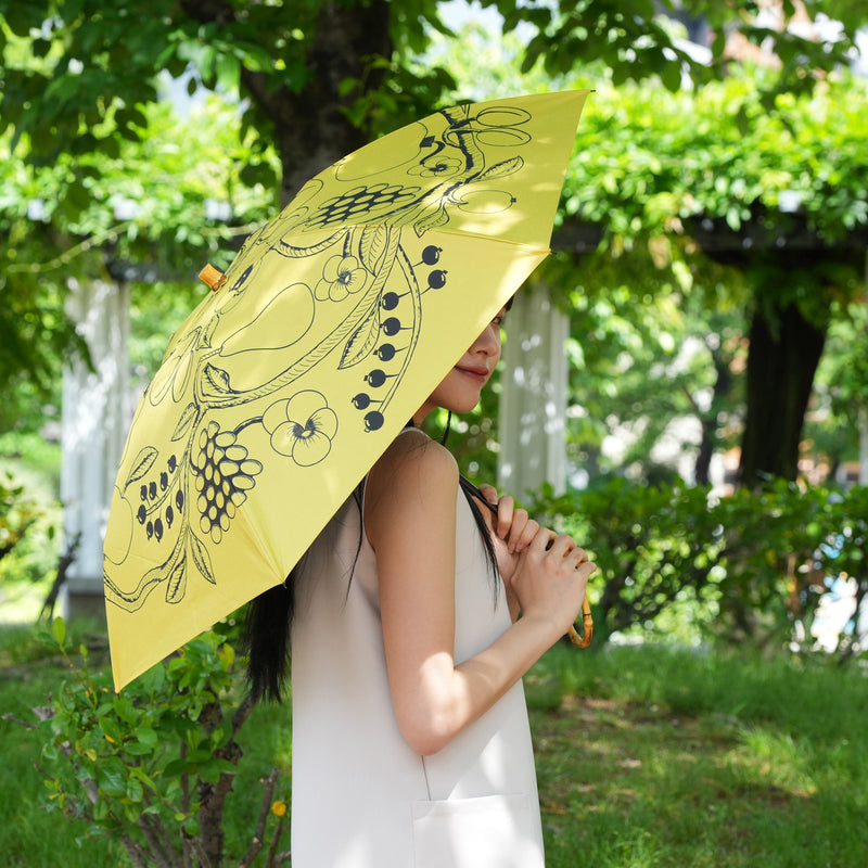 【日傘 utatane×Kuovi（クオヴィ）折りたたみ傘】100％遮光  3段50cm 北欧色シャンブレー/果樹園 オーチャード（ORCHARD）総柄 バンブーリングハンドル（2512638701）【ギフトキットB対応】