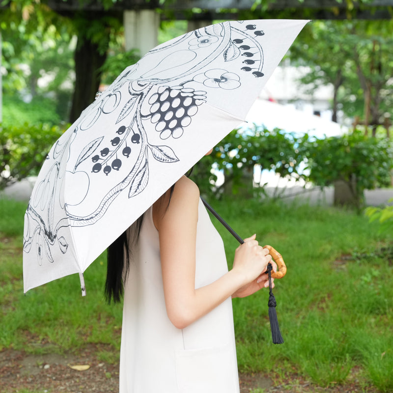 【日傘 utatane×Kuovi（クオヴィ）折りたたみ傘】100％遮光  3段55cm 北欧色シャンブレー/果樹園 オーチャード（ORCHARD）総柄 バンブーハンドル タッセル付き（2512639201）【ギフトキットB対応】