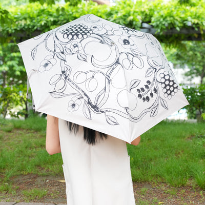 【日傘 utatane×Kuovi（クオヴィ）折りたたみ傘】100％遮光  3段55cm 北欧色シャンブレー/果樹園 オーチャード（ORCHARD）総柄 バンブーハンドル タッセル付き（2512639201）【ギフトキットB対応】
