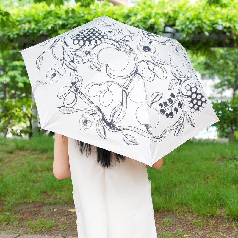 【日傘 utatane×Kuovi（クオヴィ）折りたたみ傘】100％遮光  3段55cm 北欧色シャンブレー/果樹園 オーチャード（ORCHARD）総柄 バンブーハンドル タッセル付き（2512639201）【ギフトキットB対応】