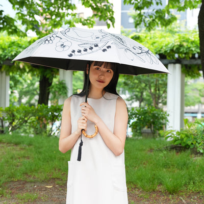 【日傘 utatane×Kuovi（クオヴィ）折りたたみ傘】100％遮光  3段55cm 北欧色シャンブレー/果樹園 オーチャード（ORCHARD）総柄 バンブーハンドル タッセル付き（2512639201）【ギフトキットB対応】