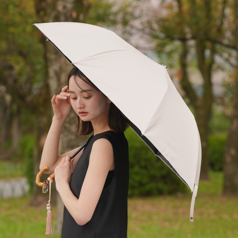 【日傘 utatane×Kuovi（クオヴィ）折りたたみ 日本製】100％遮光 2段55cm utataneくまちゃん＆果樹園 チャーム付  バンブーハンドル タッセル付 （2512639701）【ギフトキットB対応】