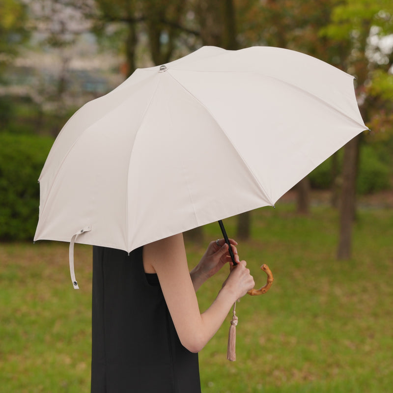 【日傘 utatane×Kuovi（クオヴィ）折りたたみ 日本製】100％遮光 2段55cm utataneくまちゃん＆果樹園 チャーム付  バンブーハンドル タッセル付 （2512639701）【ギフトキットB対応】