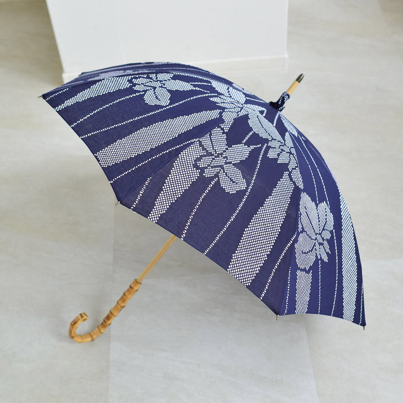 【日傘  utatane×注染工房 ネイビー ワントーン あやめ 菖蒲 ぼかし にじみ】日本製小幅生地使用 50cm長傘  特選シリーズ バンブーハンドル 寒竹曲がり（2513634601）【ギフトキットA対応】
