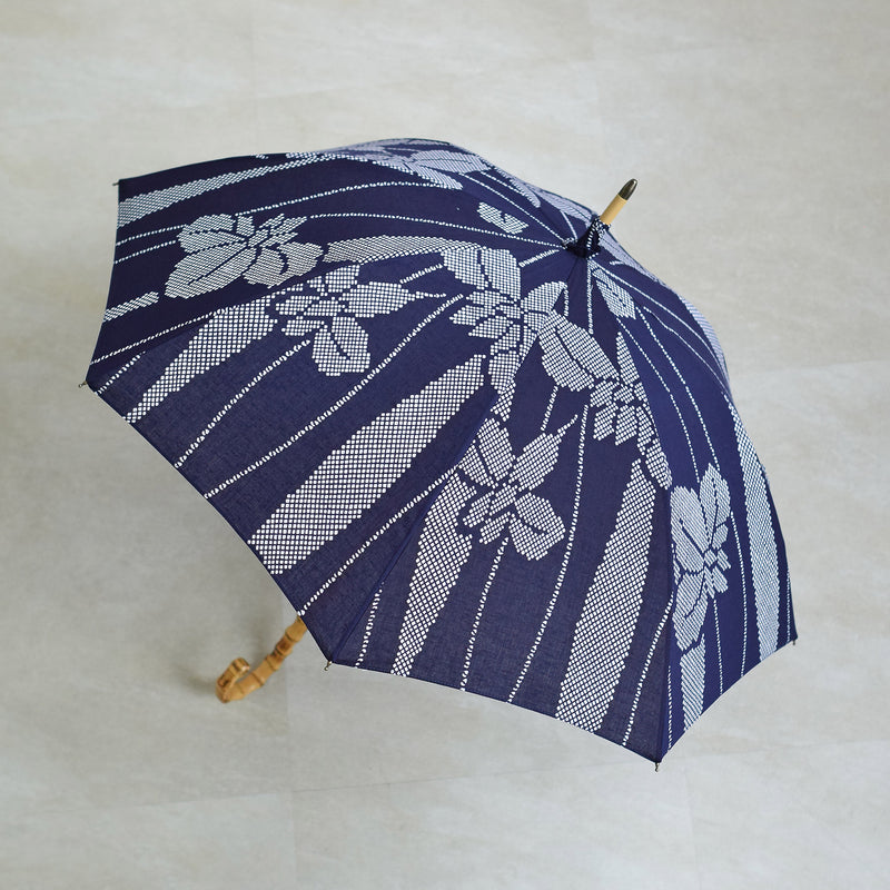 【日傘  utatane×注染工房 ネイビー ワントーン あやめ 菖蒲 ぼかし にじみ】日本製小幅生地使用 50cm長傘  特選シリーズ バンブーハンドル 寒竹曲がり（2513634601）【ギフトキットA対応】