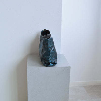 【PYTHON パイソン ウェーブトートバッグ】ミニ ターコイズ ショルダーつき 本革 蛇革 コブラ革 和装 カジュアル エキゾチックレザー　お洋服はもちろん 着物にも（2690608400）