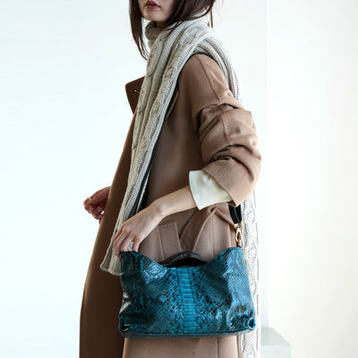 【PYTHON パイソン ウェーブトートバッグ】ミニ ターコイズ ショルダーつき 本革 蛇革 コブラ革 和装 カジュアル エキゾチックレザー　お洋服はもちろん 着物にも（2690608400）