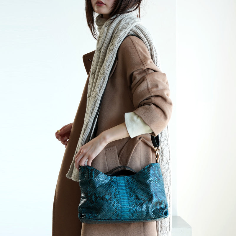 【PYTHON パイソン ウェーブトートバッグ】ミニ ターコイズ ショルダーつき 本革 蛇革 コブラ革 和装 カジュアル エキゾチックレザー　お洋服はもちろん 着物にも（2690608400）